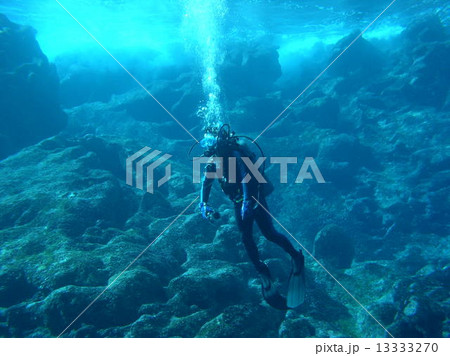 グロットでのダイビング 13333270