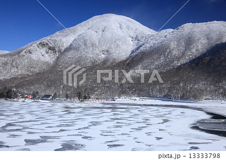 結氷した赤城山大沼に雪の風紋 13333798