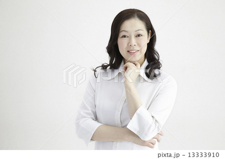 ４０代女性爽や語りかけ自然光ポートレイト 13333910