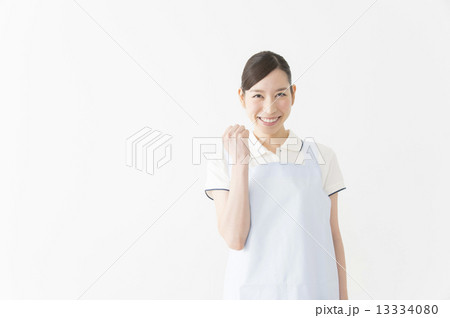 ガッツポーズをする介護士 13334080