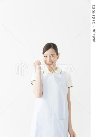 ガッツポーズする介護福祉士 介護イメージ ガッツポーズする介護福祉士 介護イメージ 13334081
