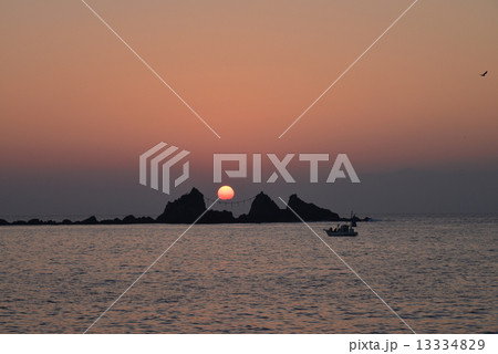 真鶴三ツ石海岸の日の出 13334829