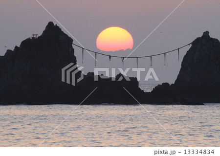 真鶴三ツ石海岸の日の出 13334834