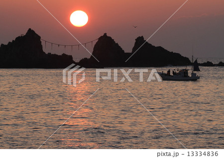 真鶴三ツ石海岸の日の出 13334836