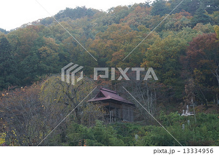 信濃三十三観音霊場 大里山 風雲庵(第四番札所)本堂 信濃三十三観音霊場 大里山 風雲庵(第四番札所)本堂 13334956