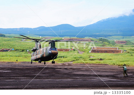 チヌーク　CH-47JA　（ 輸送ヘリコプター ）　離陸　2014年 富士総合火力演習 13335100