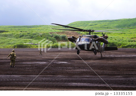 ブラックホーク UH-60JA ( 多用途ヘリコプター ) 着陸 2014年 富士総合火力演習 ブラックホーク UH-60JA ( 多用途ヘリコプター ) 着陸 2014年 富士総合火力演習 13335155