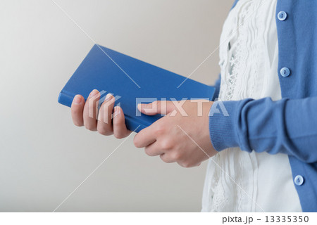本と女性 13335350