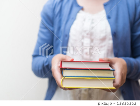 本と女性 13335352