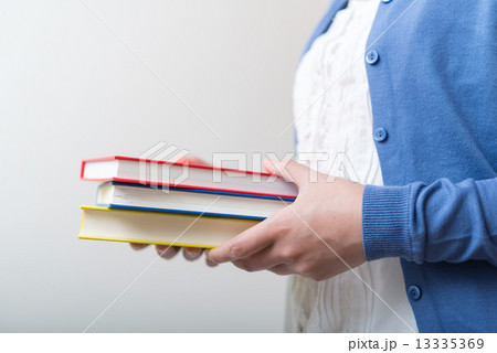 本と女性 13335369