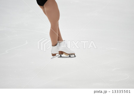 フィギュアスケートの滑り 13335501