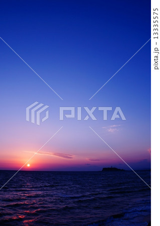 【神奈川県】稲村ヶ崎の夕日 13335575