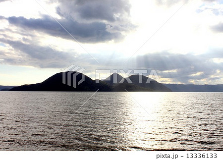 夕刻のシルエットに浮かぶ北海道洞爺湖の中島 13336133