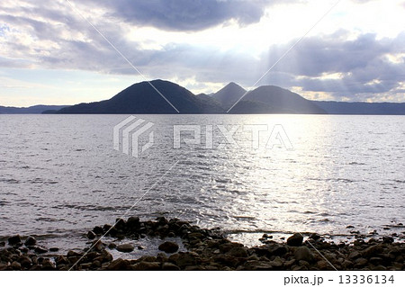 夕刻のシルエットに浮かぶ北海道洞爺湖の中島 13336134
