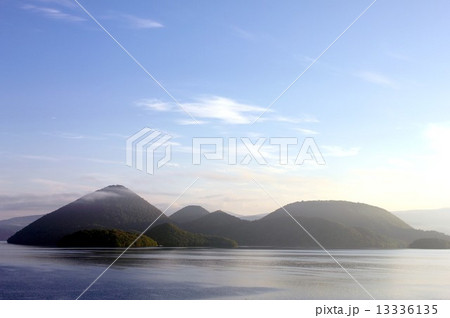 夏朝霧に浮かび出る北海道洞爺湖、中島の朝 夏朝霧に浮かび出る北海道洞爺湖、中島の朝 13336135