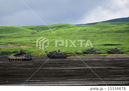 10式戦車 & ライトタイガー ( 89式装甲戦闘車 ) 2014年 富士総合火力演習 10式戦車 & ライトタイガー ( 89式装甲戦闘車 ) 2014年 富士総合火力演習 13336678