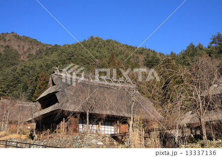 茅葺き屋根の日本家屋(西湖) 13337136