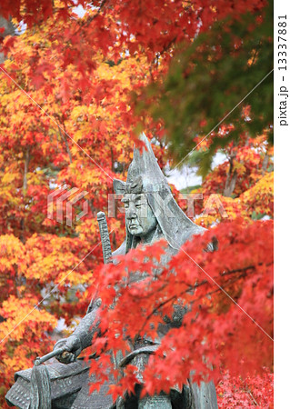 山形県米沢城址(上杉神社)の上杉謙信像と紅葉 山形県米沢城址(上杉神社)の上杉謙信像と紅葉 13337881