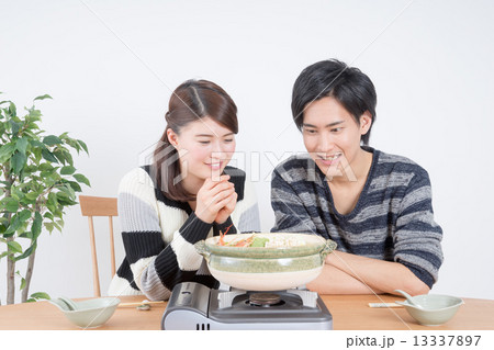 若い夫婦（鍋） 13337897