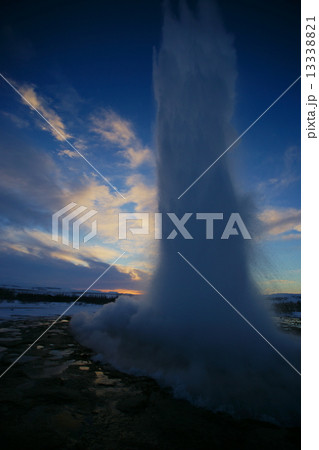 アイスランドの間欠泉　Geysir in Iceland 13338821