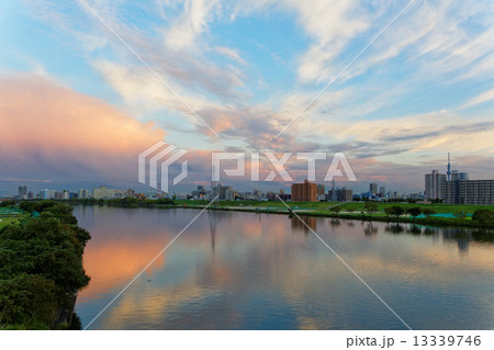 扇大橋より夕暮れの荒川と東京スカイツリーを臨む 13339746