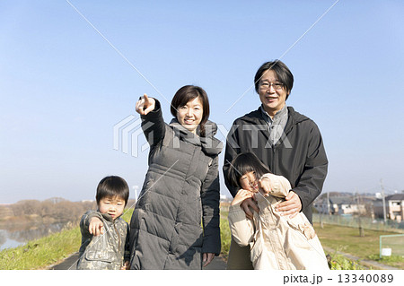 幸せ家族 ポートレート 指差すの写真素材