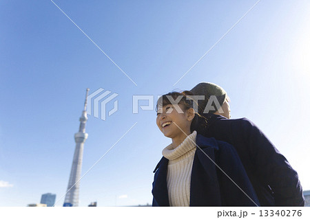 カップルイメージ ポートレート 寄り添う 東京スカイツリーと青空背景 カップルイメージ ポートレート 寄り添う 東京スカイツリーと青空背景 13340276