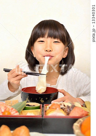 お雑煮を食べる女の子の写真素材 13340301 Pixta