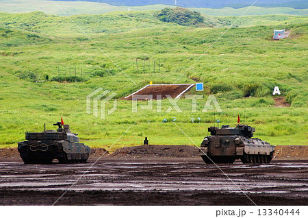 10式戦車 ＆ ライトタイガー （ 89式装甲戦闘車 ）　2014年 富士総合火力演習 13340444