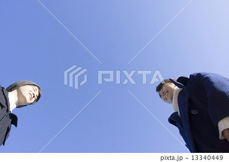 カップルイメージ　　快晴青空背景　汎用素材　　見つめあう 13340449