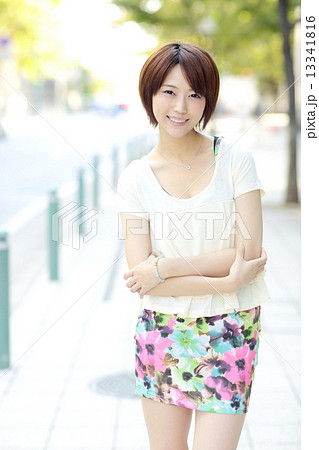 若い女性 ファッション 若い女性 ファッション 13341816