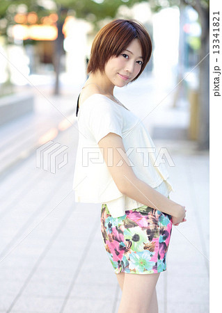 若い女性　ファッション 13341821