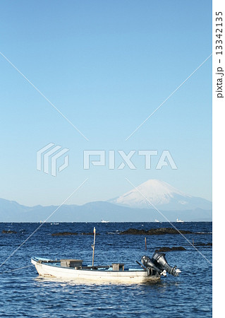 富士山と相模湾に浮かぶボート 13342135
