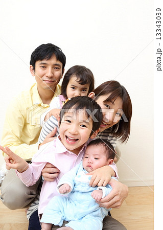 5人家族（5才、4才、生後1ヶ月の3人兄弟） 13343039