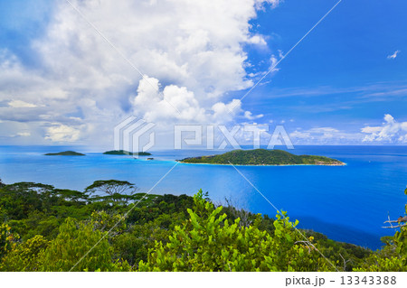 Island in ocean 13343388