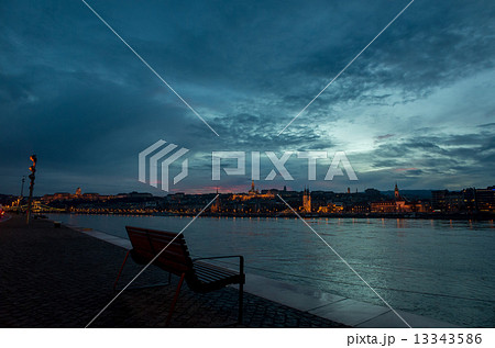 ハンガリー ブダペスト　ドナウ川の夕暮れ 13343586