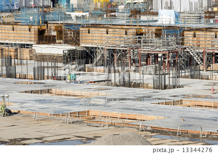 大規模建設現場　イメージ　基礎工事 13344276