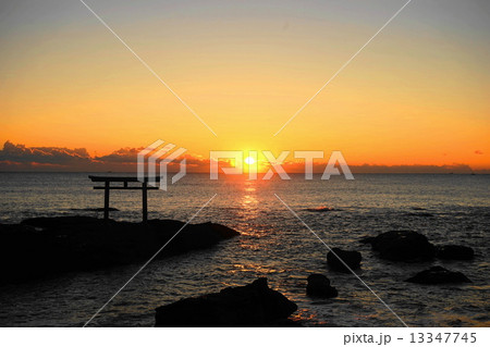 1月 空 朝焼け67初日の出 大洗海岸 神磯の鳥居の写真素材