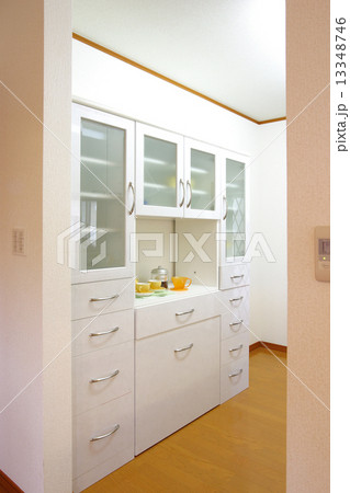 キッチンの食器棚 13348746