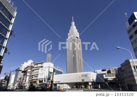代々木駅　快晴青空　（スローシャッター）  13351520
