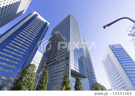 快晴青空 品川高層ビル群を見上げる 13351563
