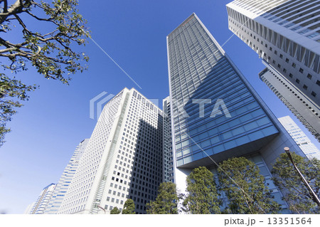 快晴青空 品川高層ビル群を見上げる 13351564