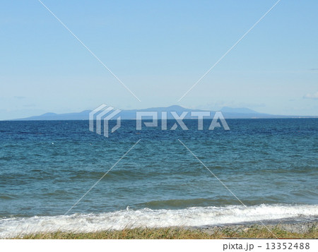 野付半島から眺める国後島 13352488