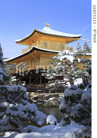 金閣寺雪景色 13352695