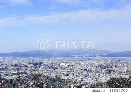 61年ぶり記録的積雪の京都市街 13352700