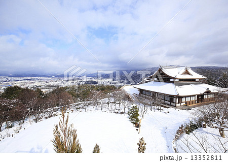 61年ぶり記録的積雪の京都市街と青龍殿の写真素材