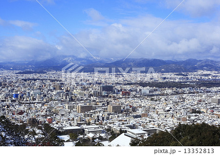 61年ぶり記録的積雪の京都市街 13352813