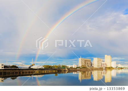 夕暮れの隅田川に架かる虹の架け橋 13353869