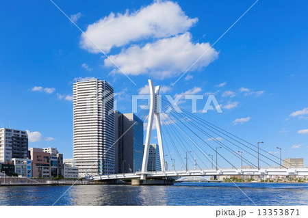 青空が広がる中央大橋と高層ビル群 13353871