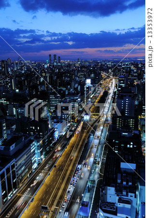 都市の夜景（大阪高層ビル群） 13353972